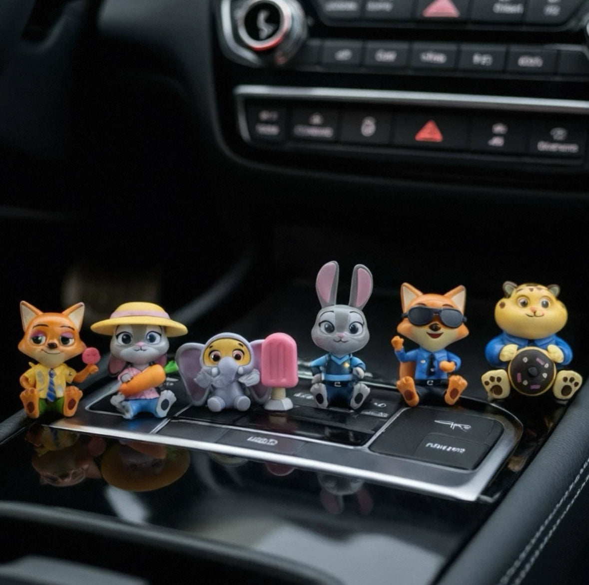 【OULA】Crazy Animal City Car Ornament Cartoon Judy Rabbit Nick Fox Leopard Officer Car Center Console Ornaments